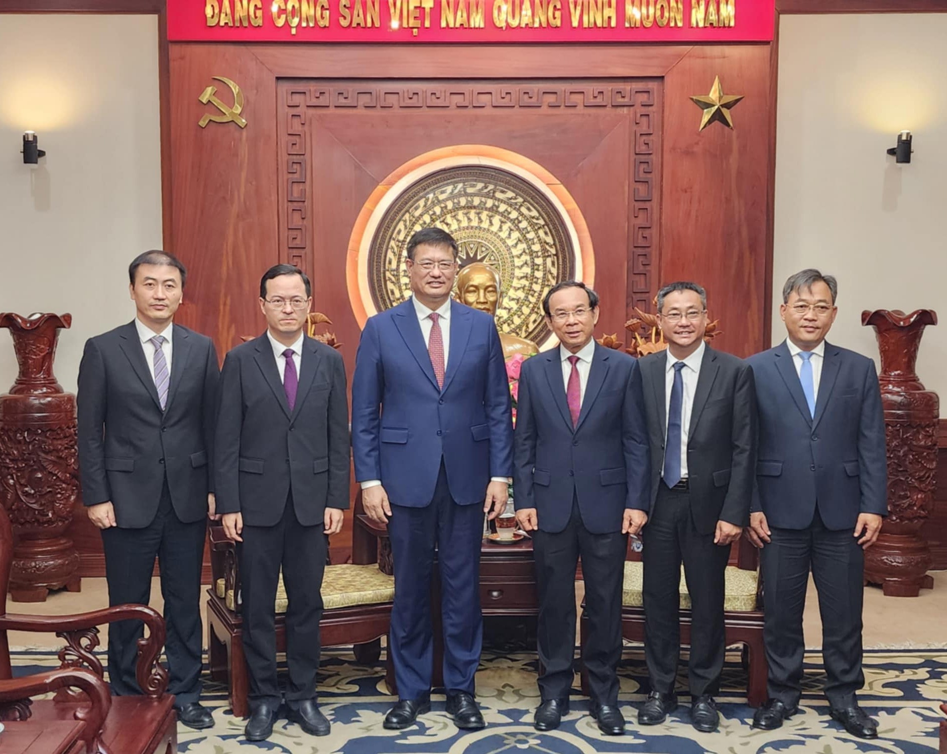 Lãnh đạo TPHCM chụp ảnh lưu niệm cùng Tổng lãnh sự Trung Quốc tại TPHCM Ngụy Hoa Tường