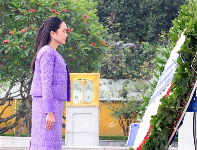 Thủ tướng Vương quốc Thái Lan Paetongtarn Shinawatra đến đặt vòng hoa tại Đài tưởng niệm các Anh hùng liệt sĩ (đường Bắc Sơn, Ba Đình, Hà Nội). Ảnh: Phạm Kiên/TTXVN