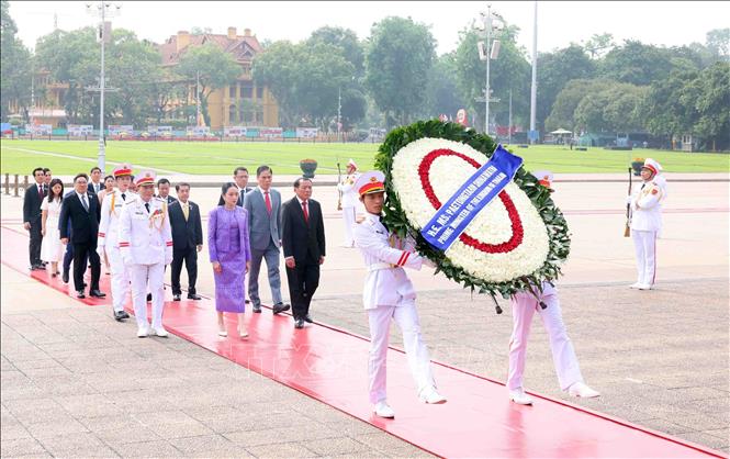 Thủ tướng Vương quốc Thái Lan Paetongtarn Shinawatra vào Lăng viếng Chủ tịch Hồ Chí Minh và đến đặt vòng hoa tại Đài tưởng niệm các Anh hùng liệt sĩ (đường Bắc Sơn, Ba Đình, Hà Nội).
