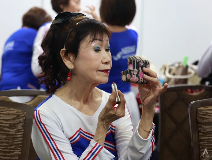 Bà Rosalind Koh trang điểm trước khi biểu diễn tại Lễ hội World Ageing vào ngày 8/4/2025 - Ảnh: CNA/Raj Nadarajan