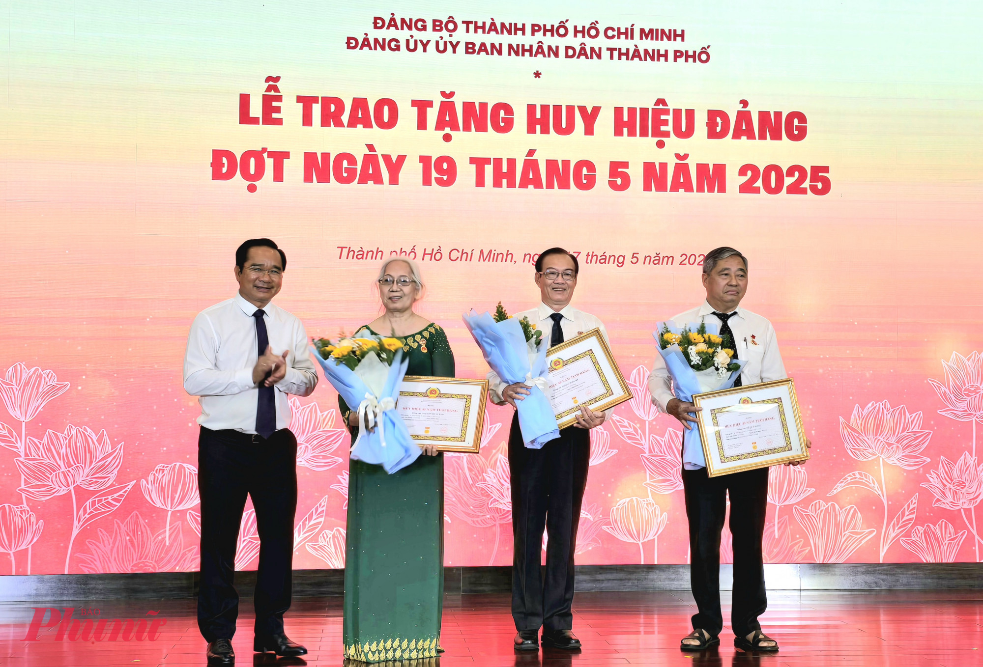 Chủ tịch UBND TPHCM trao huy hiệu Đảng cho các Đảng viên 