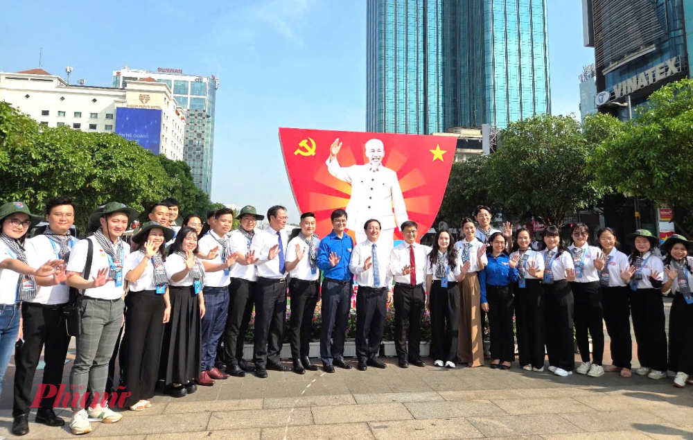 Dự khai mạc triển lãm có sự tham gia của 