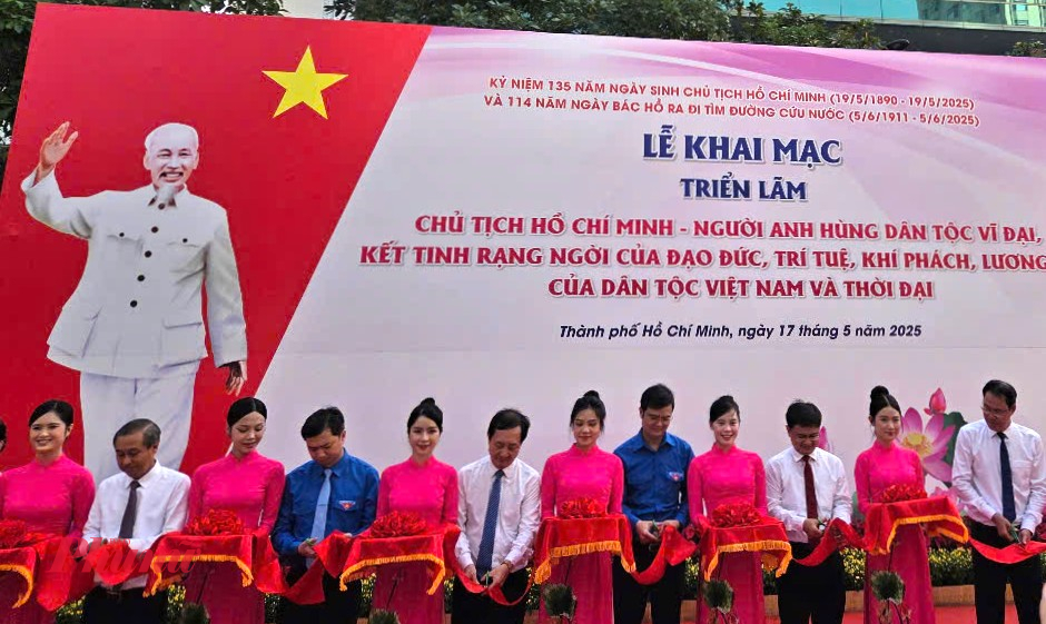 Triển lãm ảnh kỷ niệm 135 năm ngày sinh Chủ tịch Hồ Chí Minh khai mạc sáng 17/5 tại đường Nguyễn Huệ.
