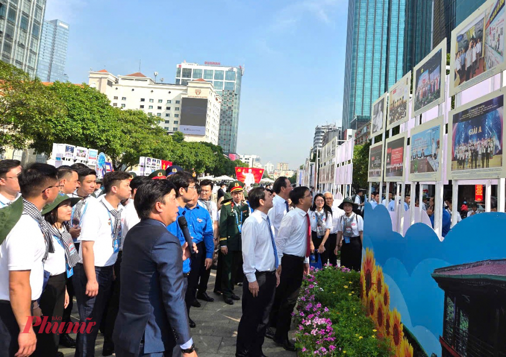 Các đại biểu xem triển lãm.
