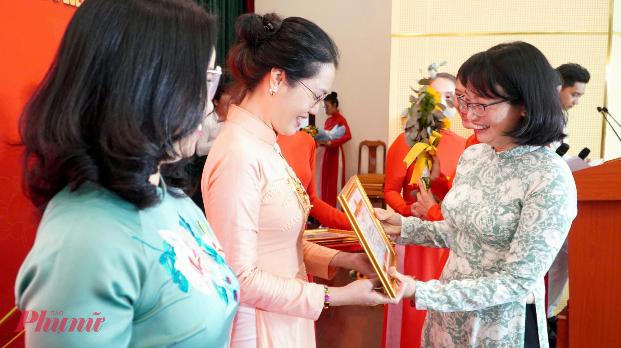 Trần Thị Diệu Thúy - Phó Chủ tịch UBND TPHCM - trao giấy khen thưởng cho các điển hình tiêu biểu 