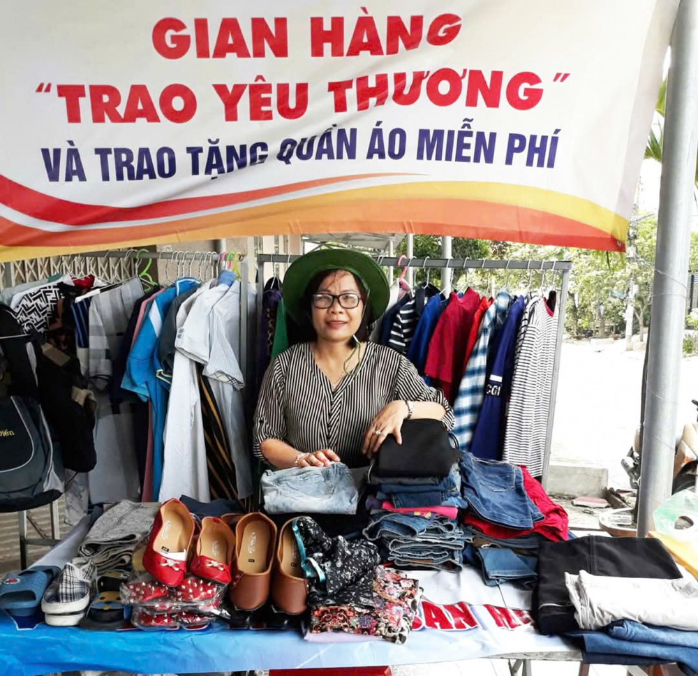 Học Bác để biết ước mơ, cống hiến Trong 10 năm làm công tác hội, chị Bùi Thị Kim Hường đã miệt mài với các hoạt động an sinh xã hội, đặc biệt, mô hình “Trao yêu thương” đã trao hàng tấn quần áo, vật dụng hỗ trợ người khó khăn trên mọi miền đất nước