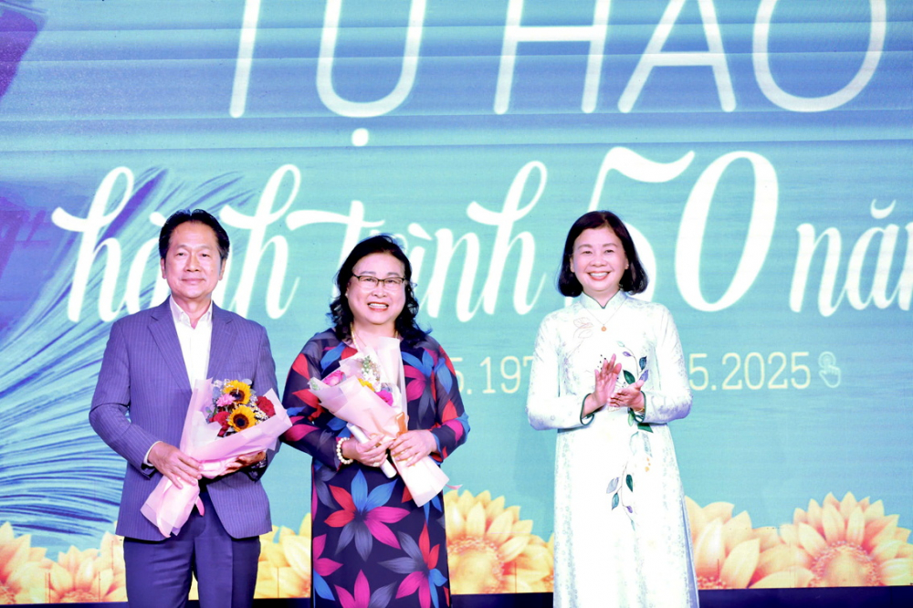 Báo Phụ nữ TPHCM tự hào 50 năm làm “bạn đường của hạnh phúc” Bà Lý Việt Trung (bìa phải) - Tổng biên tập Báo Phụ nữ TPHCM - tặng hoa tri ân gia đình bà Đỗ Duy Liên và gia đình ông Nguyễn Văn An - những người đã góp công khai sinh Báo Phụ nữ TPHCM - ẢNH: THÀNH LÂM