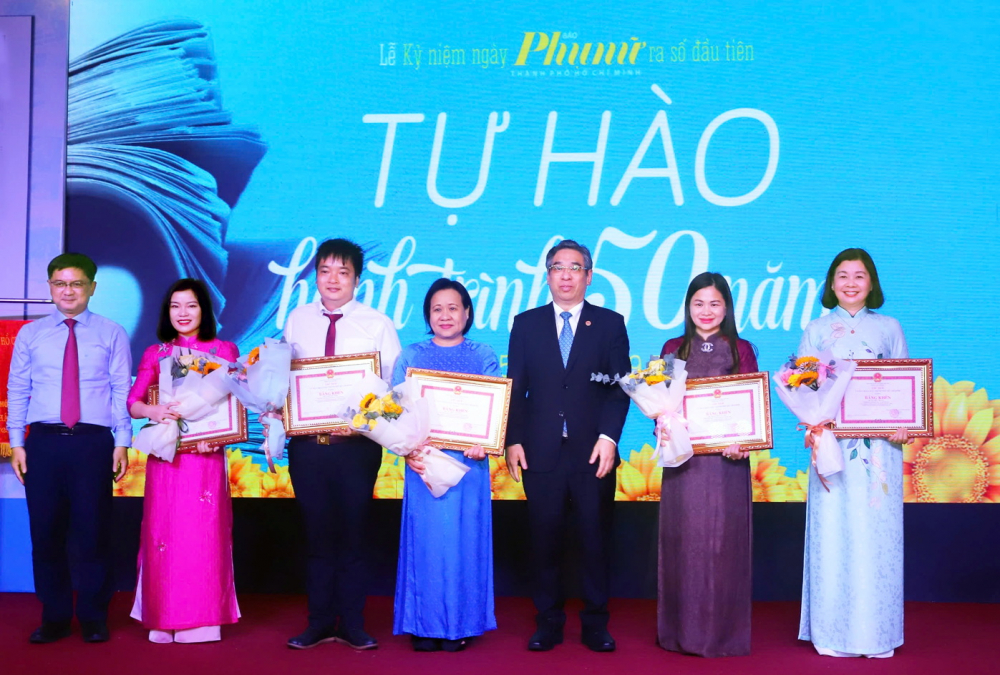 Báo Phụ nữ TPHCM tự hào 50 năm làm “bạn đường của hạnh phúc” Ông Nguyễn Phước Lộc (thứ ba từ phải sang) - Phó bí thư Thành ủy, Chủ tịch Ủy ban MTTQ Việt Nam TPHCM - và ông Nguyễn Mạnh Cường (bìa trái) - Ủy viên Ban Thường vụ, Trưởng ban Tuyên giáo và Dân vận Thành ủy TPHCM - trao bằng khen của UBND TPHCM cho các cá nhân của Báo Phụ nữ TPHCM đã có thành tích trong công tác 2 năm liên tục (2023-2024), góp phần tích cực trong phong trào thi đua của TPHCM - ẢNH: PHÙNG HUY