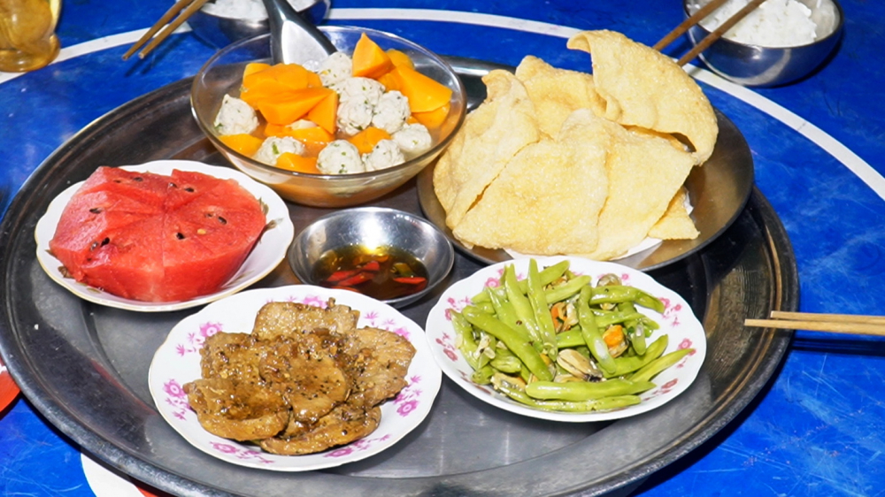 Mâm cơm  cúng Bác  đơn sơ với những  sản vật địa phương
