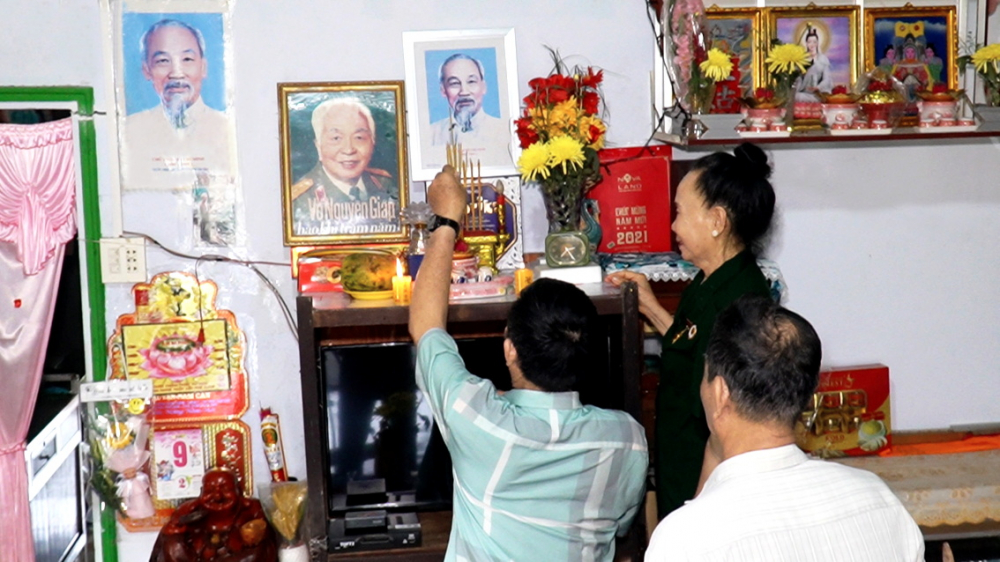 Người dân  Cà Mau thành kính dâng lên bàn thờ Bác Hồ nén nhang thơm