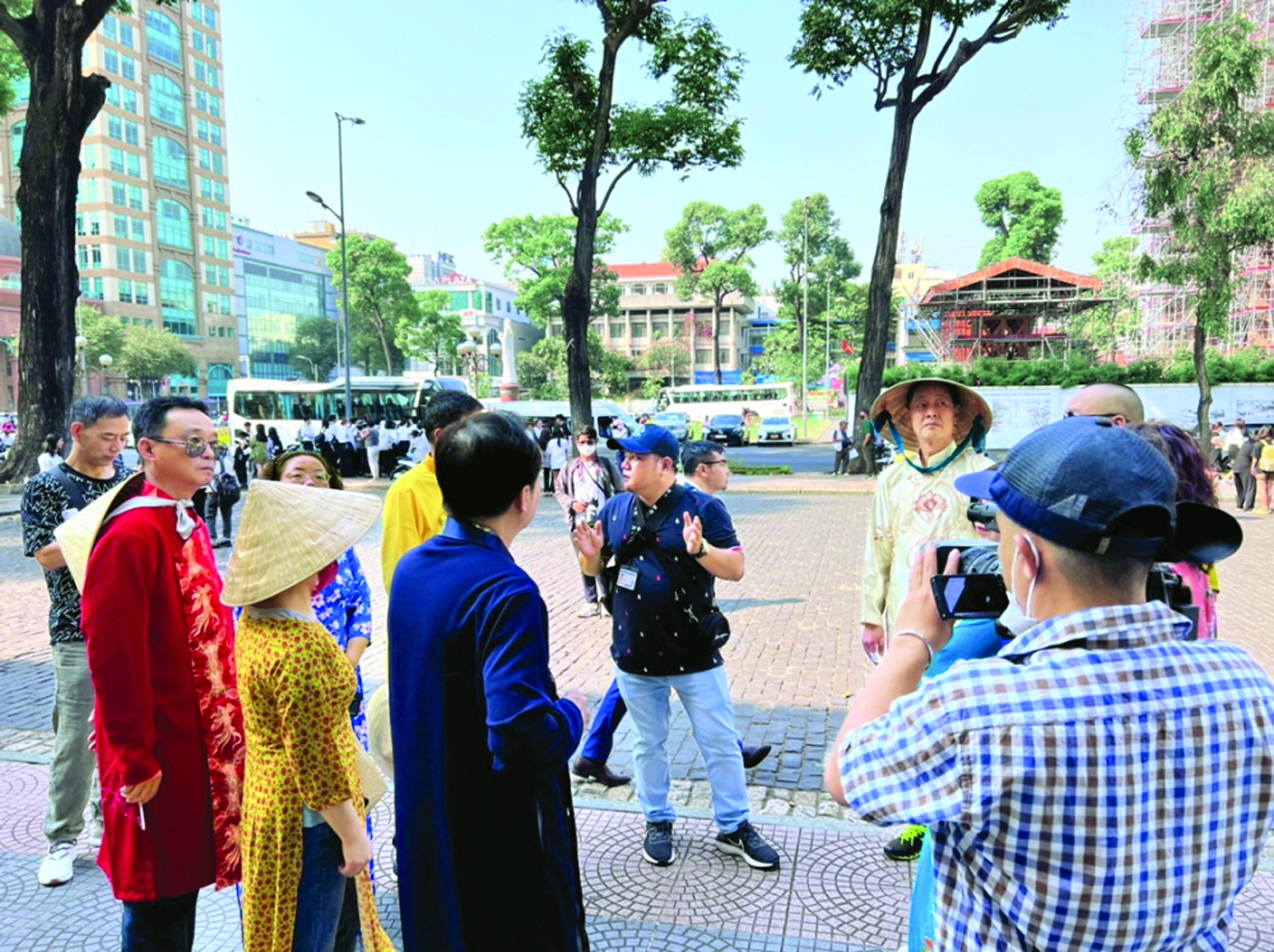 Các du khách Trung Quốc tham quan Bưu điện TPHCM