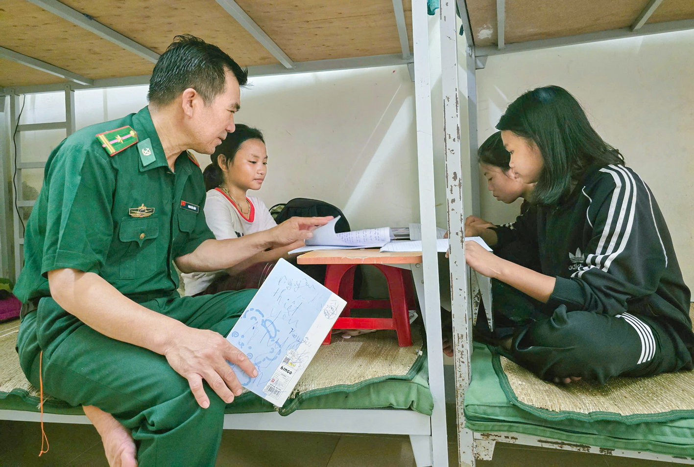 Thiếu tá Nguyễn Văn Thắm kiểm tra, hướng dẫn học sinh học bài