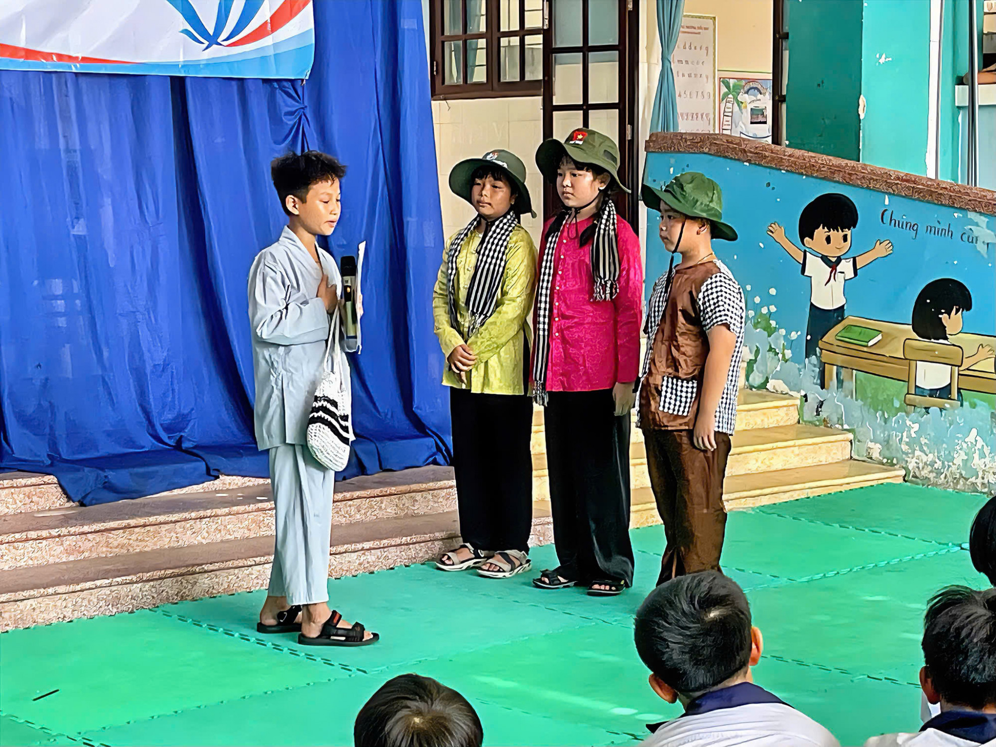 Học sinh trường Tiêu học Thạnh An, huyện Cần Giờ tái hiện những câu chuyện kể về Bác Hồ. Ảnh Thành Lâm, Nhã Chân