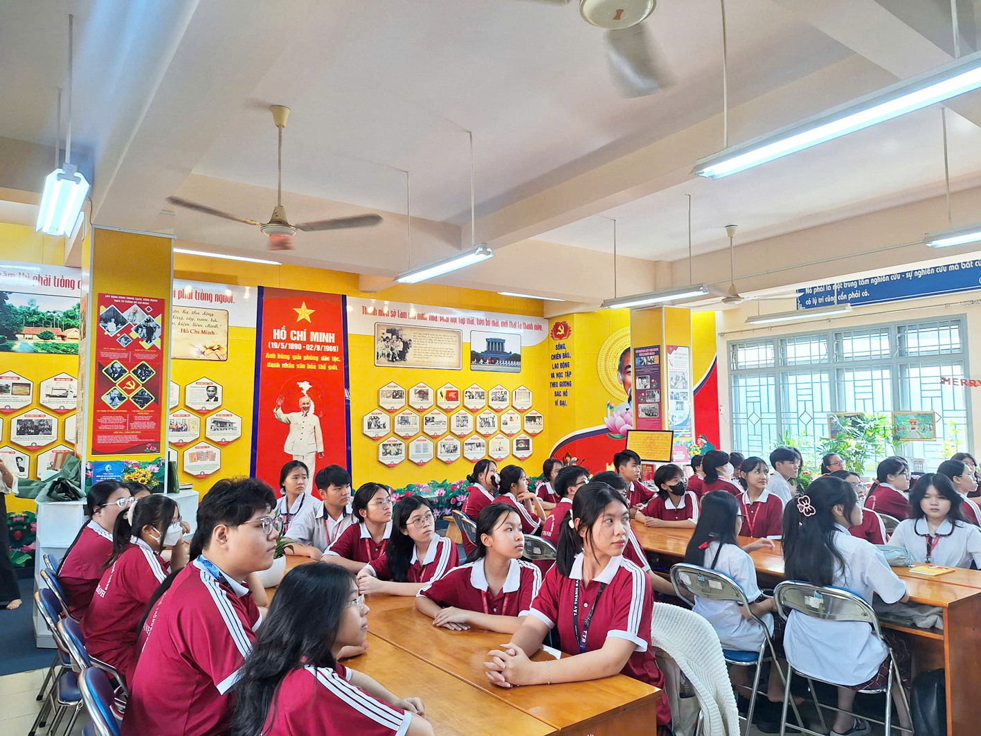 Mạch ngầm văn hóa Hồ Chí Minh thấm sâu trong trường học Học sinh lớp Mười Trường THPT Tây Thạnh tìm hiểu về thơ văn, cuộc đời của Bác tại Không gian văn hóa Hồ Chí Minh - Ảnh: Trang Thư