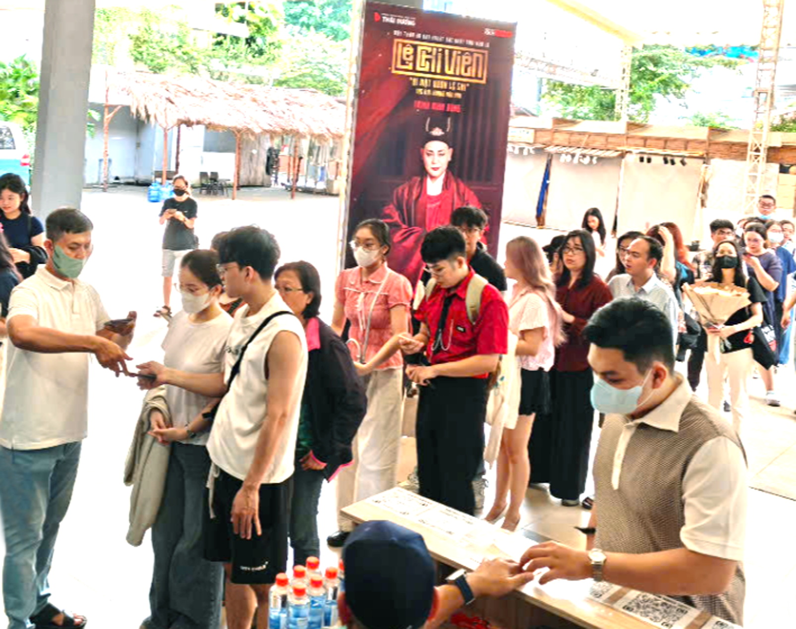 Rất đông khán giả trẻ đi coi Lệ Chi viên - ẢNH: NGỌC TUYẾT