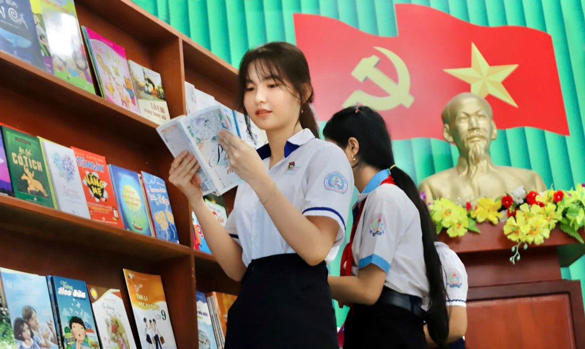 Mạch chảy của lòng yêu kính Bác Các em nhỏ huyện Vĩnh Thuận, tỉnh Kiên Giang say mê đọc sách từ chương trình “Tủ sách Bác Hồ chắp cánh ước mơ” do Chi đoàn cơ sở Báo Phụ nữ TPHCM trao tặng - ẢNH: THÀNH LÂM