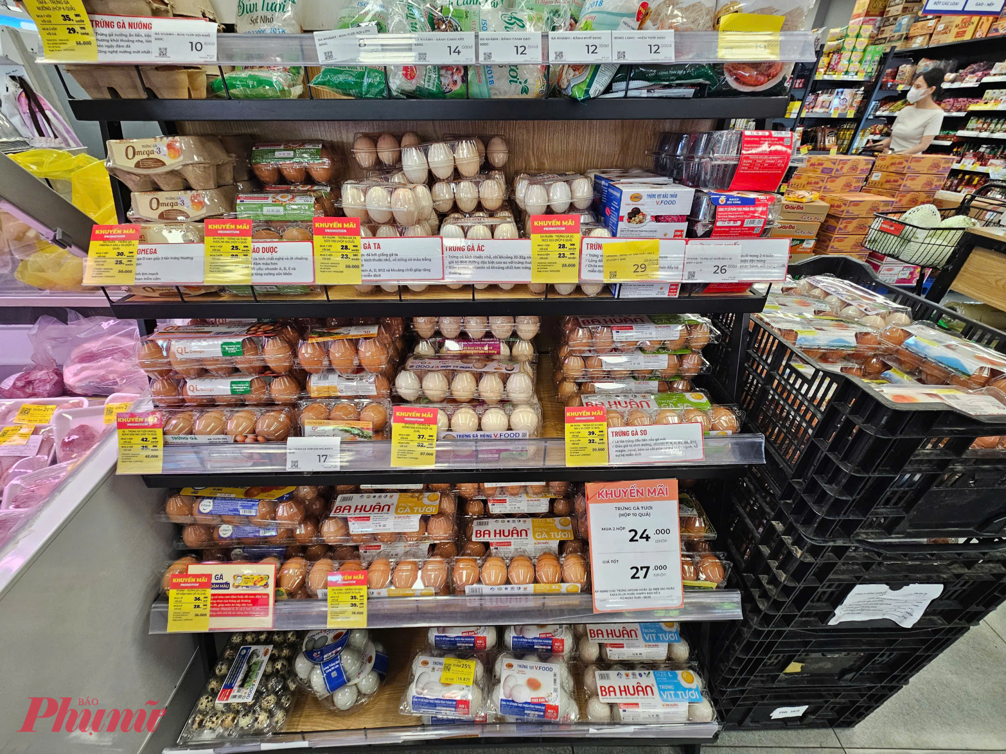 Trứng gia cầm được giảm giá mạnh tại siêu thị Kingfoodmart - Ảnh: Ngọc Thùy