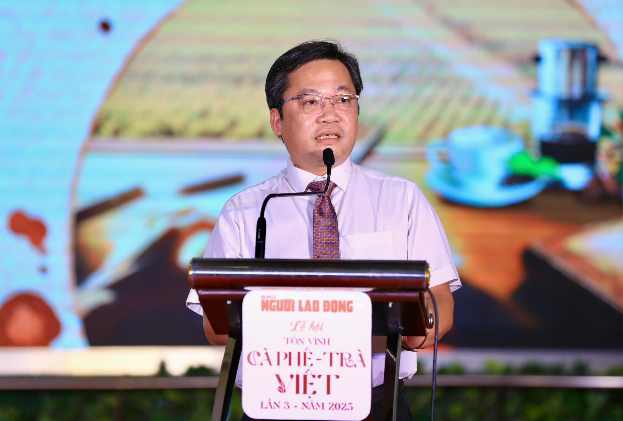 Ông Lê Cường, Phó Tổng Biên tập Báo Người Lao Động phát biểu tổng kết Chương trình Tôn vinh cà phê, trà Việt lần 3 năm 2025
