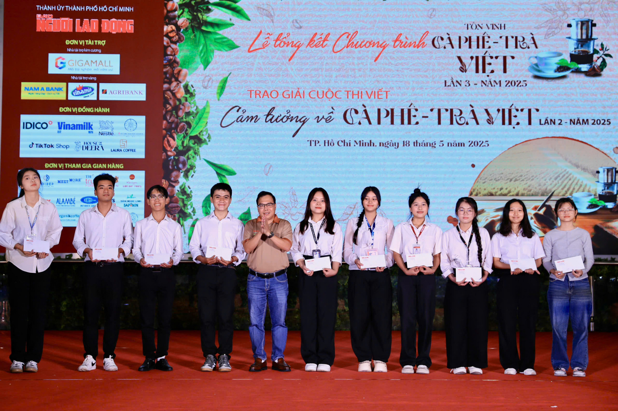 Phó Tổng Biên tập Báo Người Lao Động Dương Quang trao học bổng cho các sinh viên vượt khó học giỏi của Trường Đại học Khoa học Xã hội và Nhân văn TP HCM