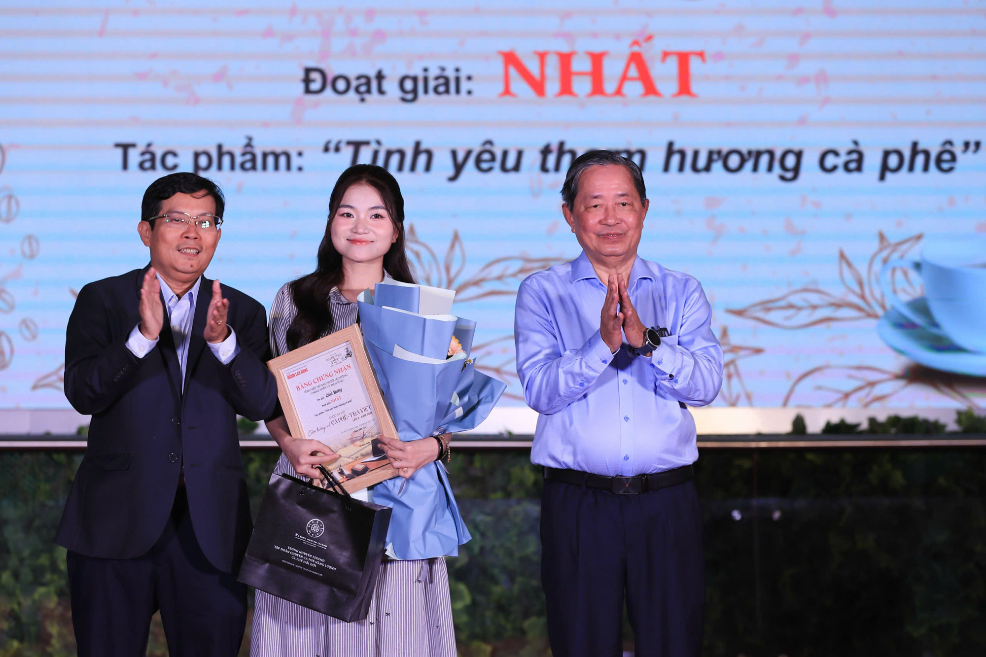 Ban tổ chức  trao giải nhất cho tác giả tham gia cuộc thi viết “Cảm tưởng về cà phê, trà Việt” hộGiải Nhất (5.000.000 đồng): tác giả Đặng Thị Phương (bút danh Cảnh Dương, Đà Nẵng), với tác phẩm “Tình yêu thơm hương cà phê”.