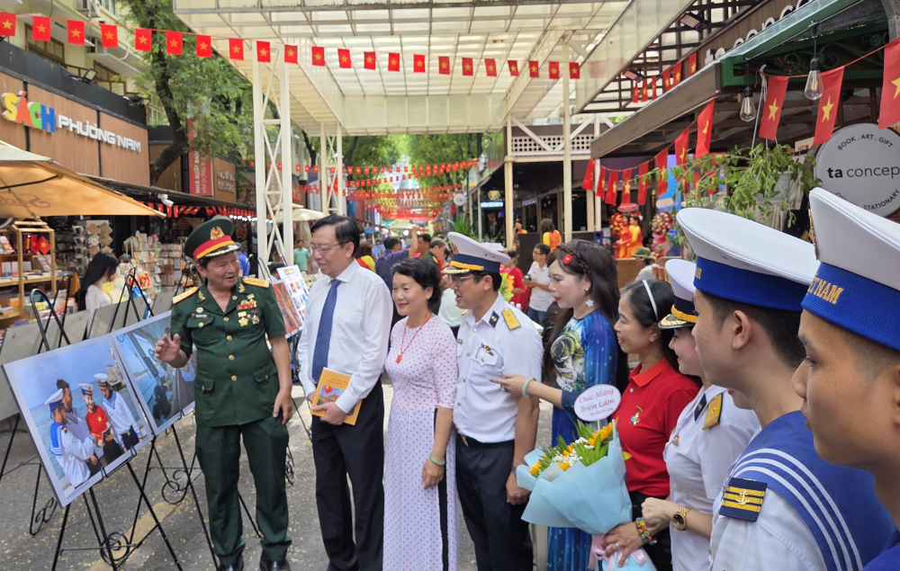 Chủ tịch Hội Nhiếp ảnh Đoàn Hoài Trung giới thiệu ảnh triển lãm với Phó trưởng Ban Tuyên giáo và Dân vận Thành ủy TPHCM