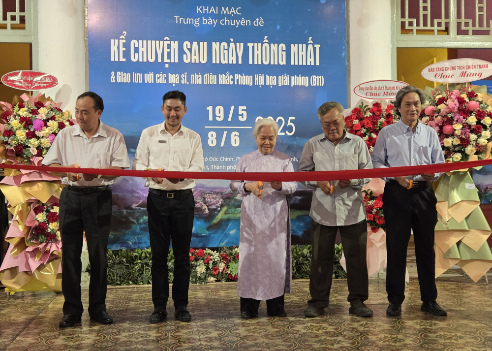 Nghi thức cắt băng khai mạc chuyên đề trưng bày.