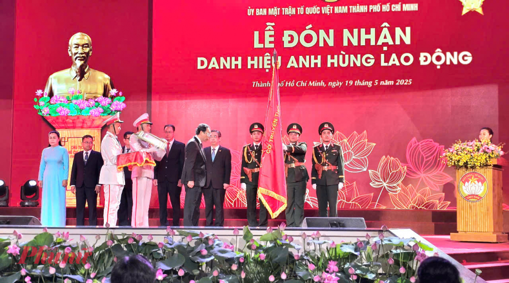 Bí thư Thành ủy TPHCM Nguyễn Văn Nên thực hiện nghi thức trao danh hiệu “Anh hùng Lao động” cho Ủy ban MTTQ Việt Nam TPHCM