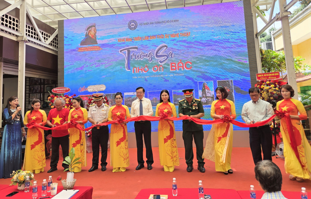 Nghi thức cắt băng khai mạc triển lãm.