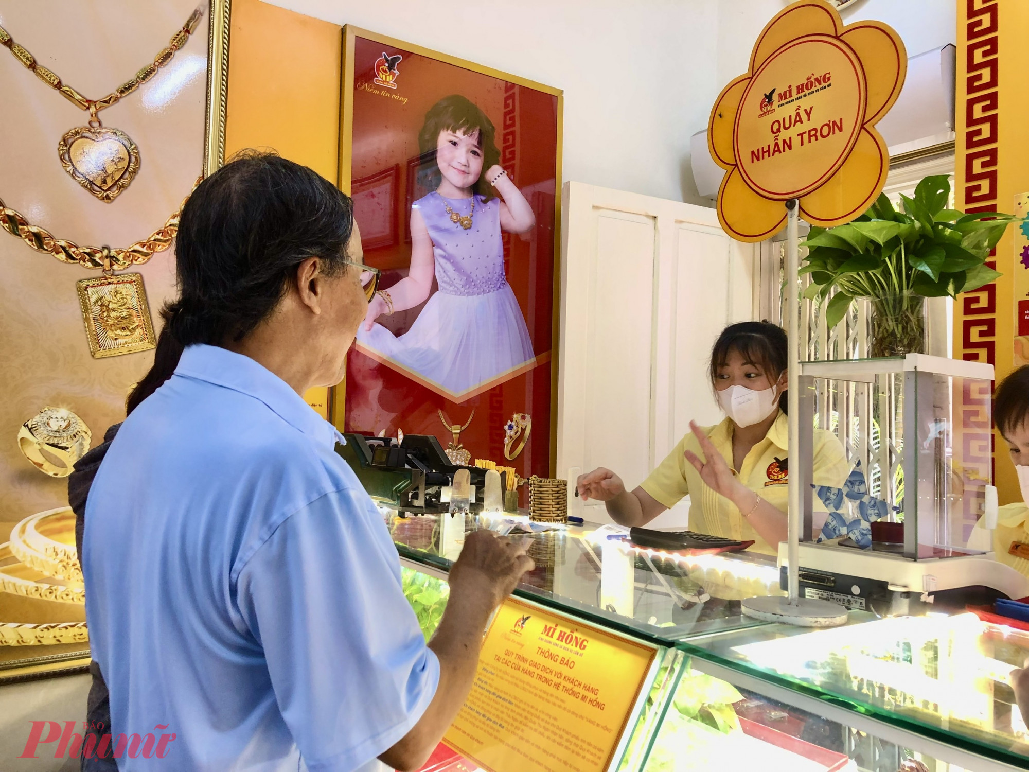 Các điểm kinh doanh vàng miếng phải treo bảng hiệu để người dân phân biệt với các cửa hàng kinh doanh vàng trang sức thông thường - Ảnh: Thanh Hoa