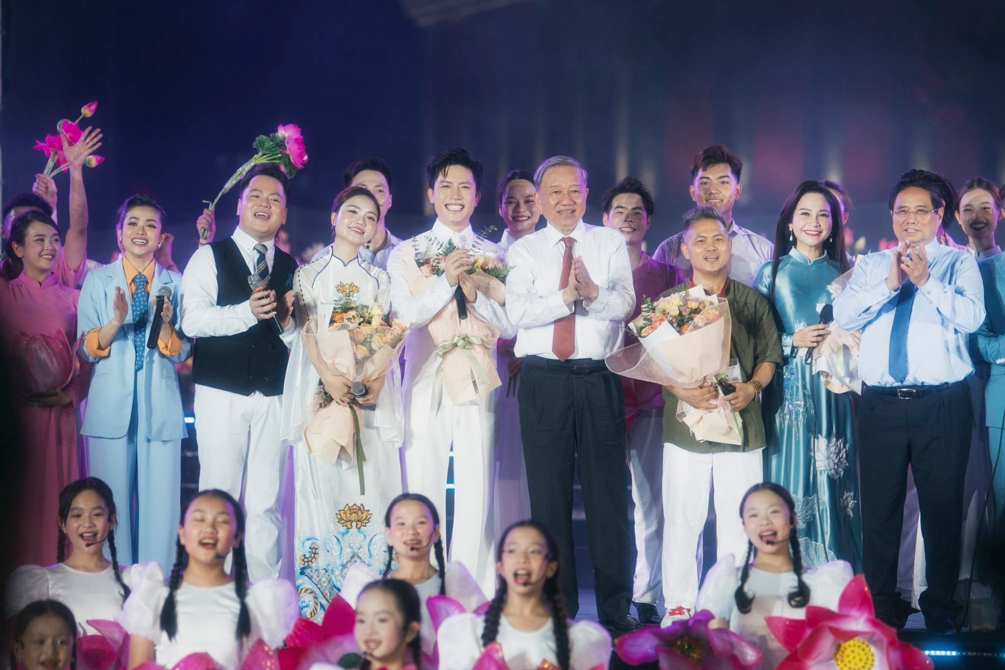 Các lãnh đạo chụp ảnh cùng nghệ sĩ ở tiết mục khép lại chương trình 