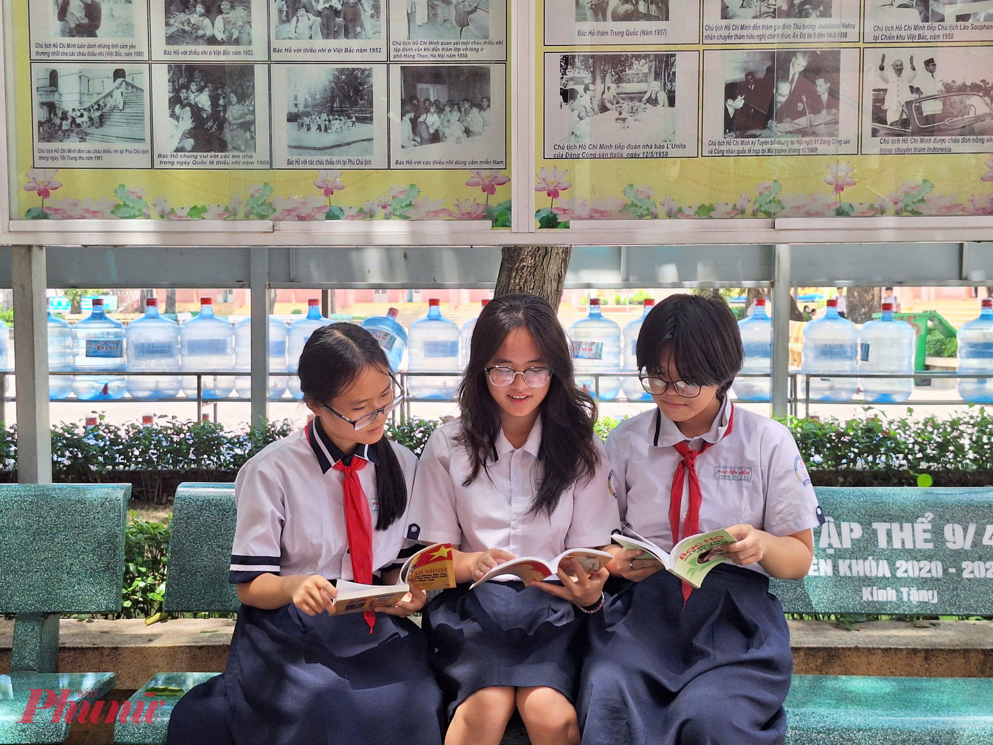 Học sinh Trường THCS Nguyễn Hiền đọc sách tại Không gian văn hóa Hồ Chí Minh mở rộng - Ảnh: Trang Thư