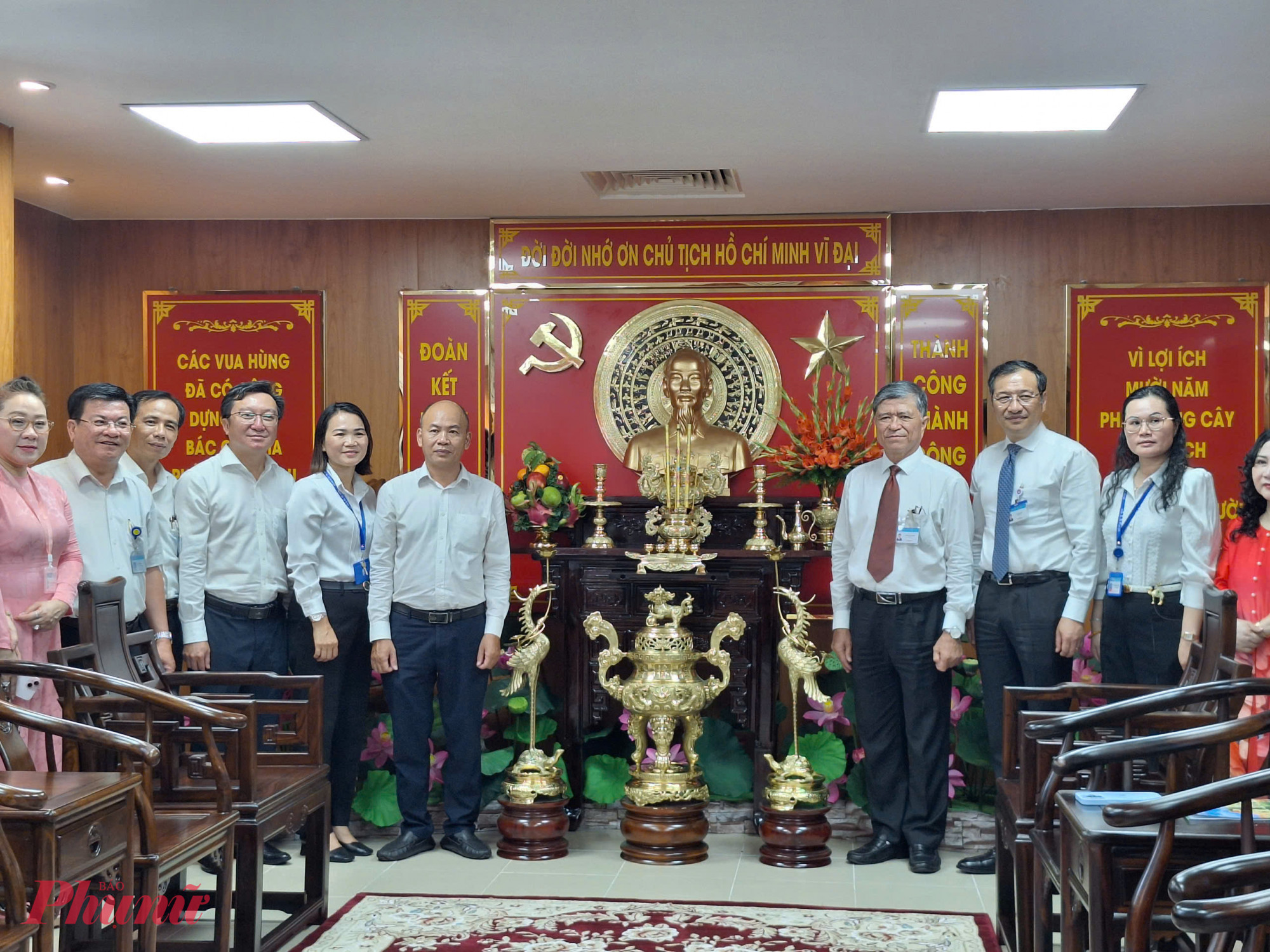 Các đại biểu chụp ảnh lưu niệm tại Không gian avwn hóa Hồ Chí Minh - Ảnh: Trang Thư