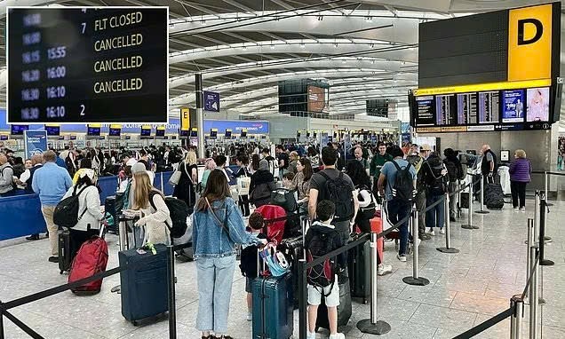 Sân bay Paris hỗn loạn do sự cố kiểm soát tháp không lưu - Ảnh: Dailymail