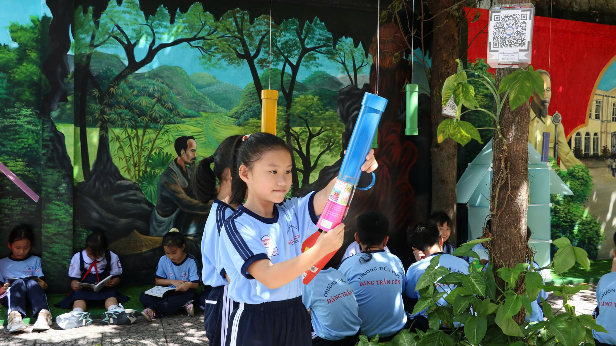 Mạch ngầm văn hóa Hồ Chí Minh thấm sâu trong trường học Học sinh Trường tiểu học Đặng Trần Côn (quận 4) đọc sách tại Không gian văn hóa Hồ Chí Minh ngoài sân trường - Ảnh: Trang Thư