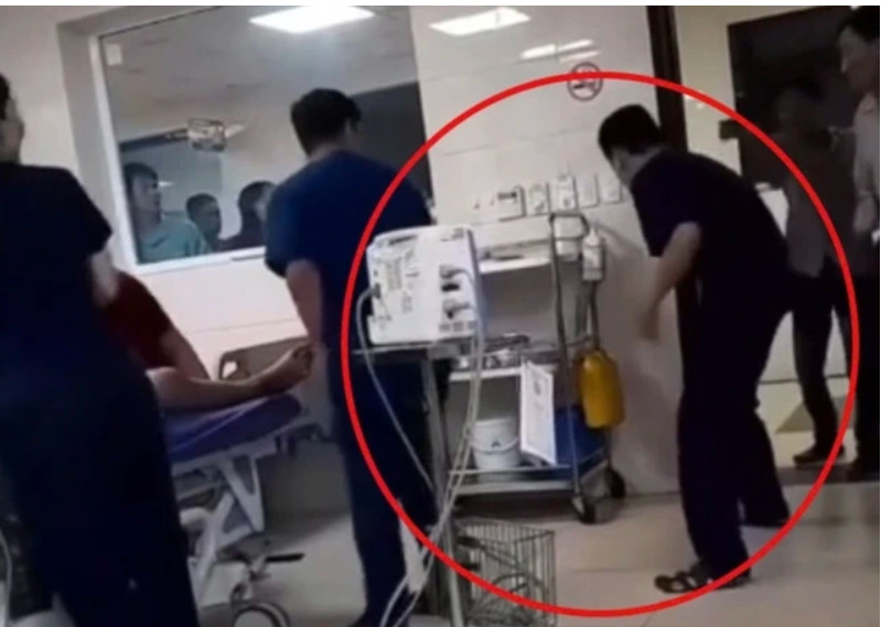 Hình ảnh người nhà bệnh nhi hành hung nhân viên y tế.