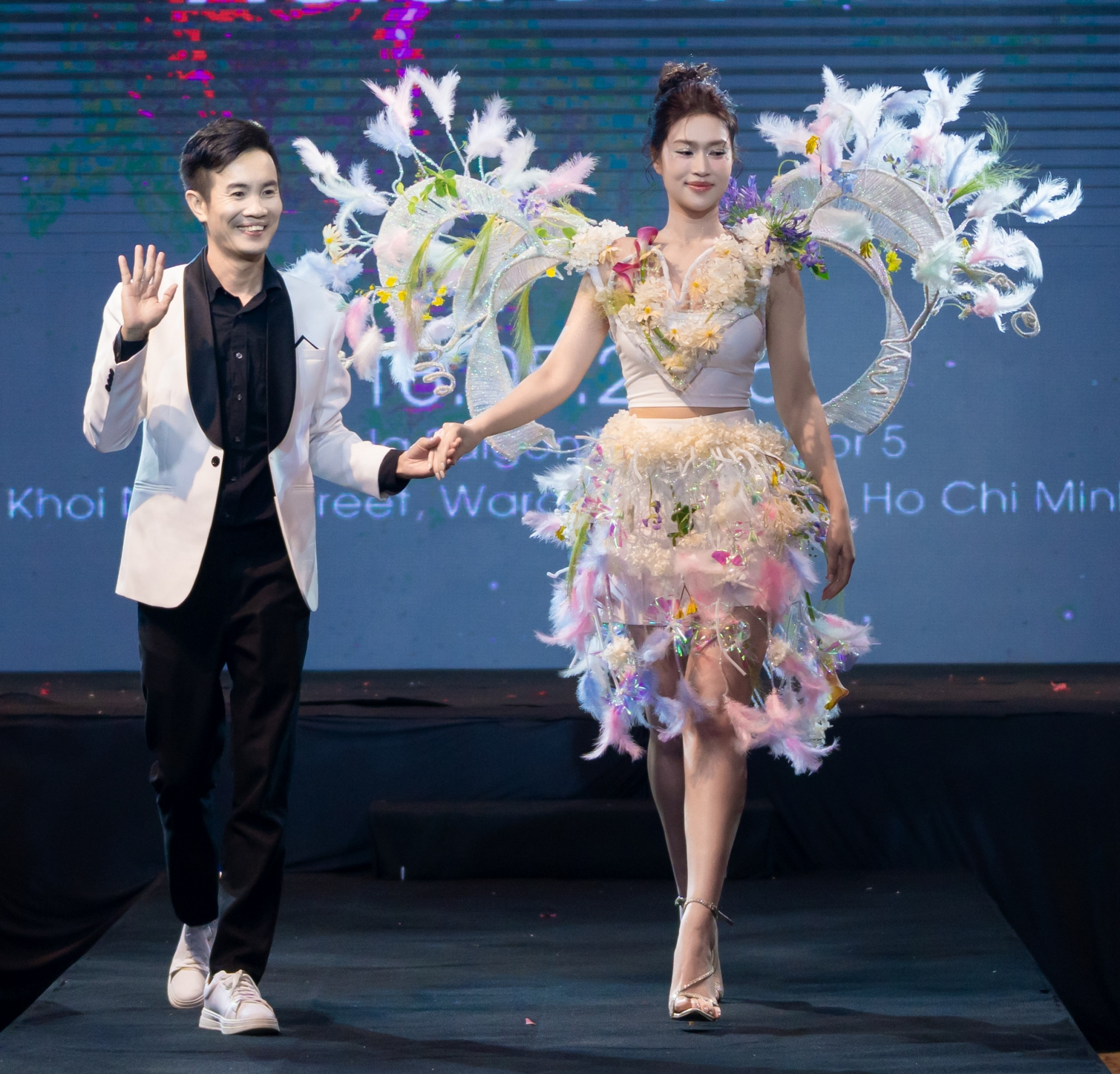 Thiên Ân được nhận xét trình diễn với phong thái tự tin, cuốn hút, thể hiện đúng tinh thần của bộ trang phục.