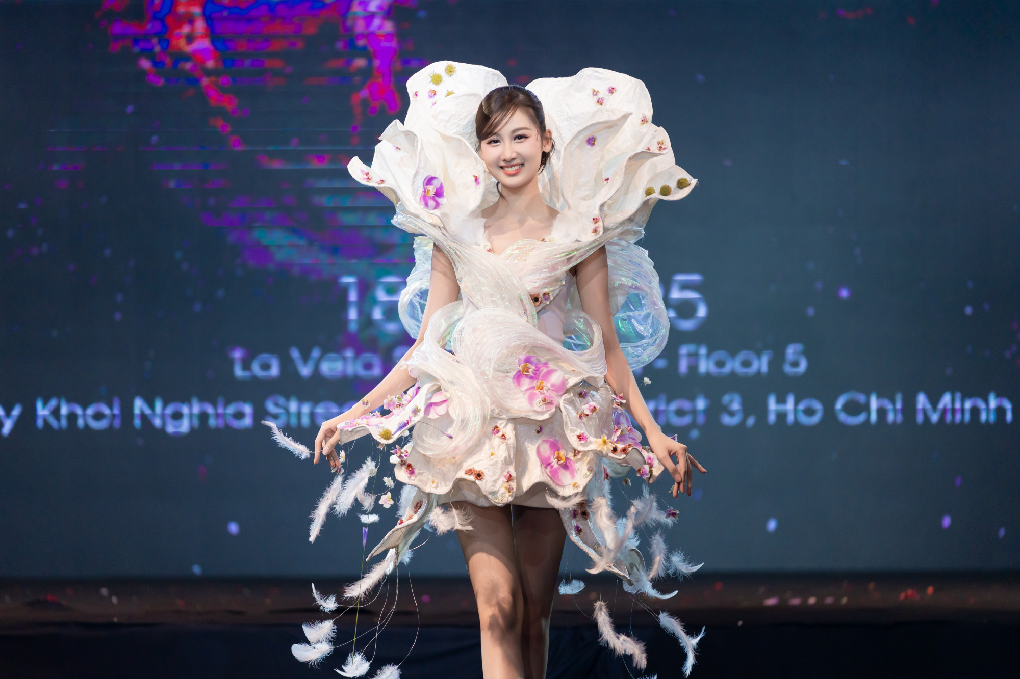 Hoa hậu Quế Anh được ví như “nàng tiên hoa” với chiếc váy tông trắng khoe nhan sắc thăng hạng trên sàn diễn.