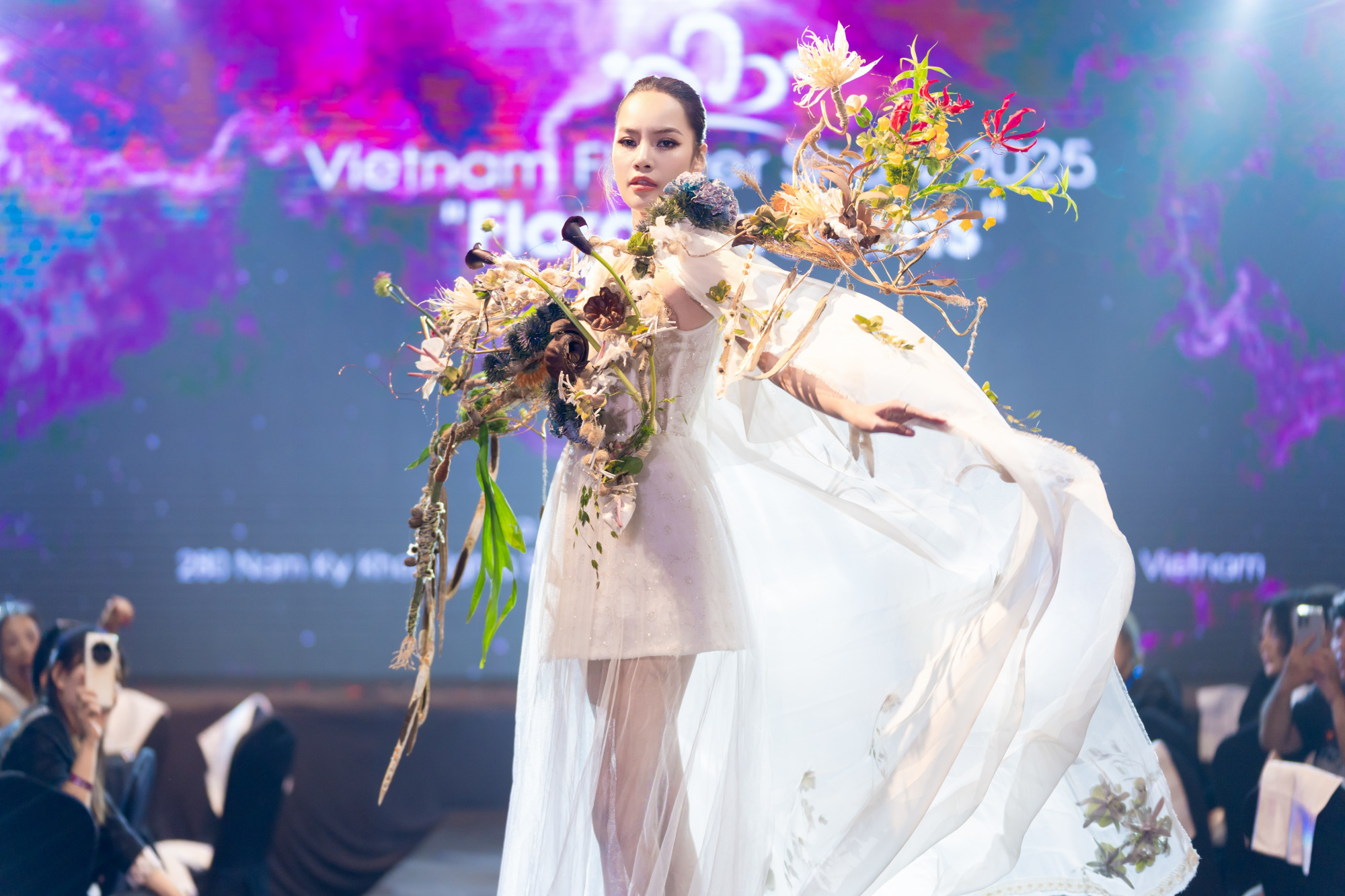 Hoa hậu Lê Hoàng Phương gây ấn tượng khi diện chiếc váy trắng được đính kết hoa bắt mắt, tạo hiệu ứng đặc biệt khi cô sải bước trên sân khấu. Màn trình diễn này nhận được sự quan tâm, cổ vũ từ phía khán giả. 