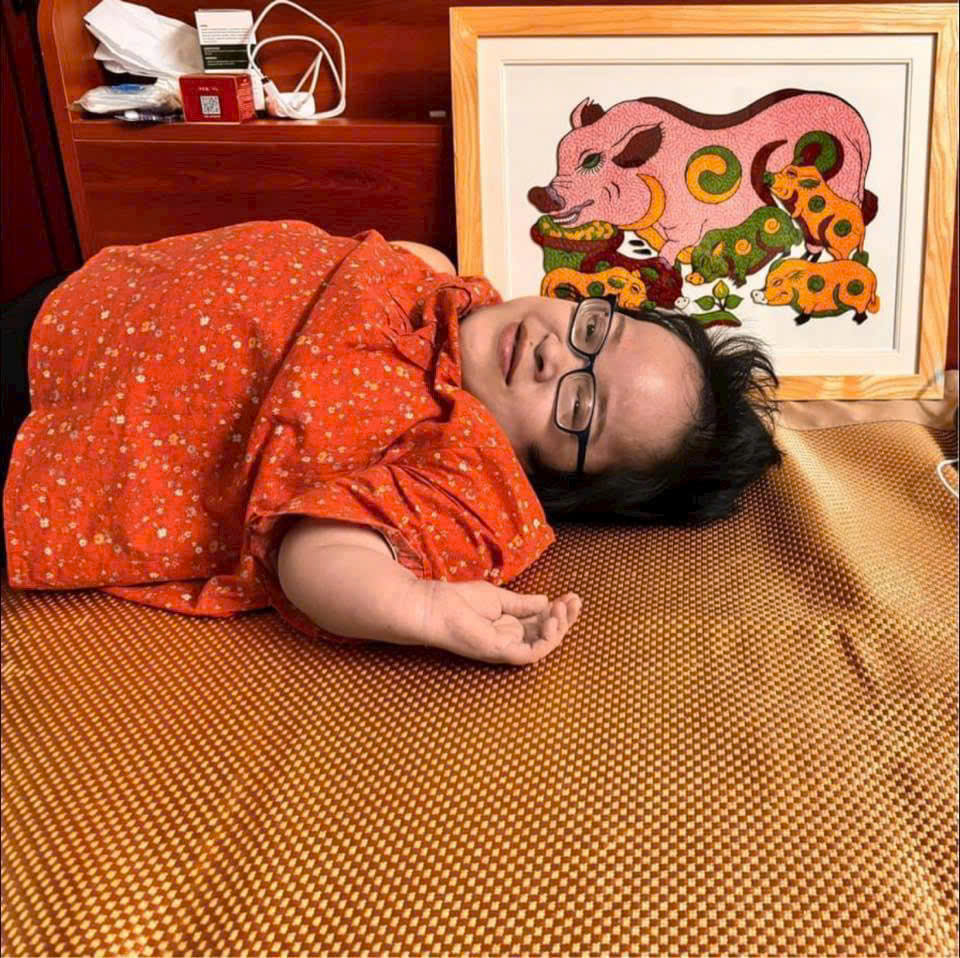 Thương Thương handmade – nơi tình thương ở lại Chị Nguyễn Thị Thu Thương bên sản phẩm của mình (ảnh do nhân vật cung cấp)