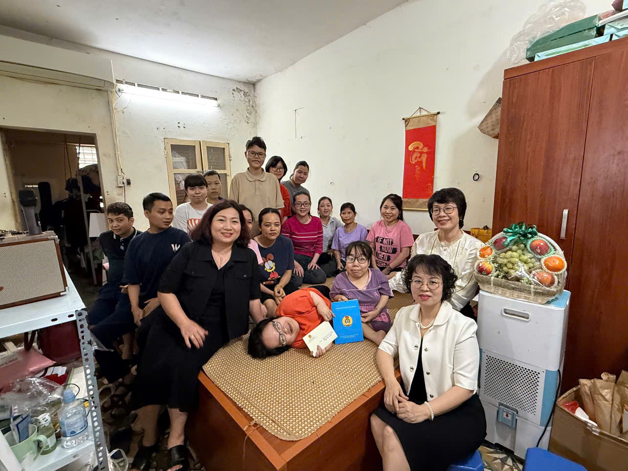 Thương Thương handmade – nơi tình thương ở lại Chị Thương cùng các bạn của Thương Thương Handmade chụp cùng khách đến thăm (ảnh do nhân vật cung cấp)