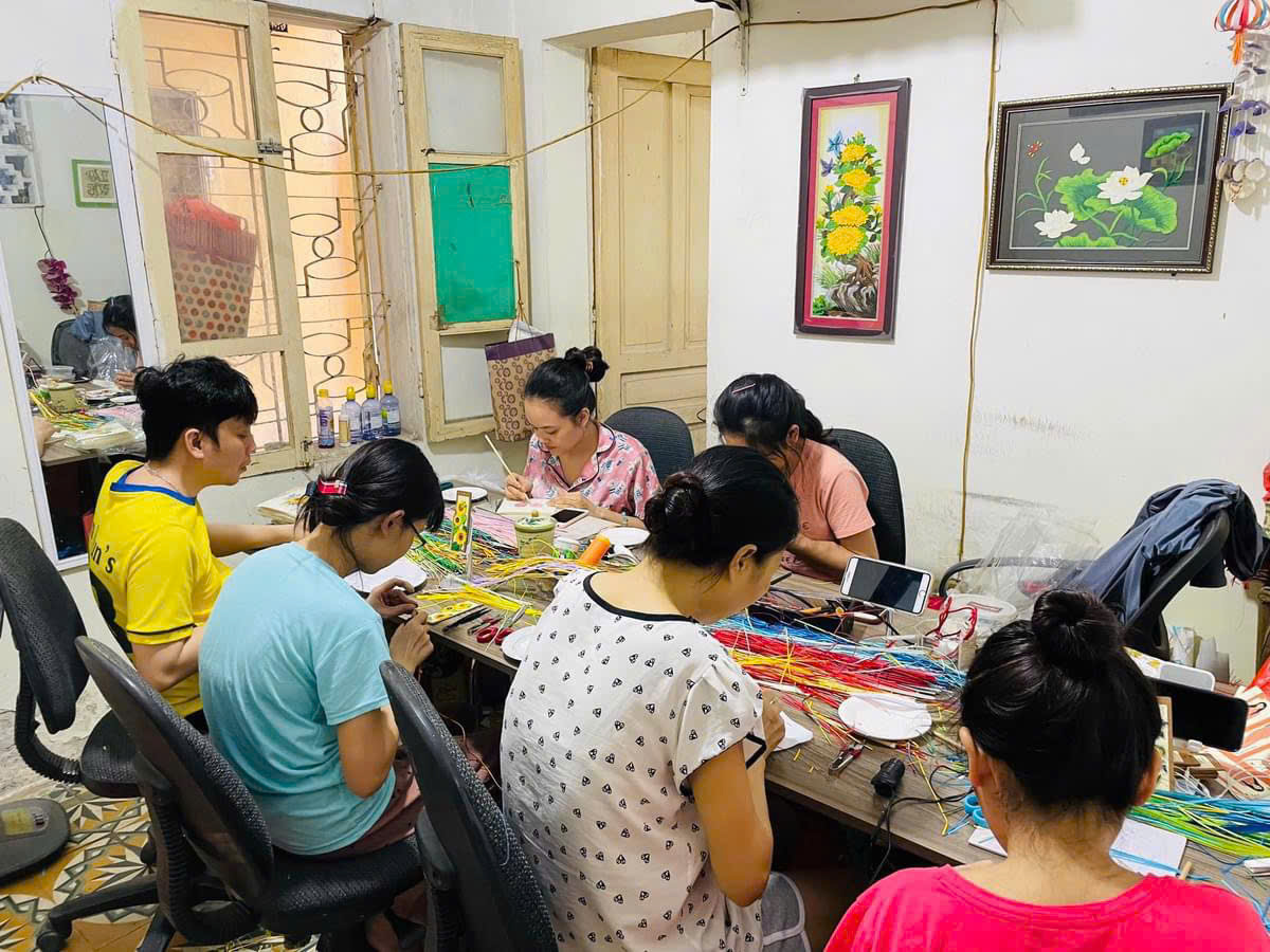 Thương Thương handmade – nơi tình thương ở lại Các bạn nhân viên làm tại Thương Thương Handmade (ảnh do nhân vật cung cấp)
