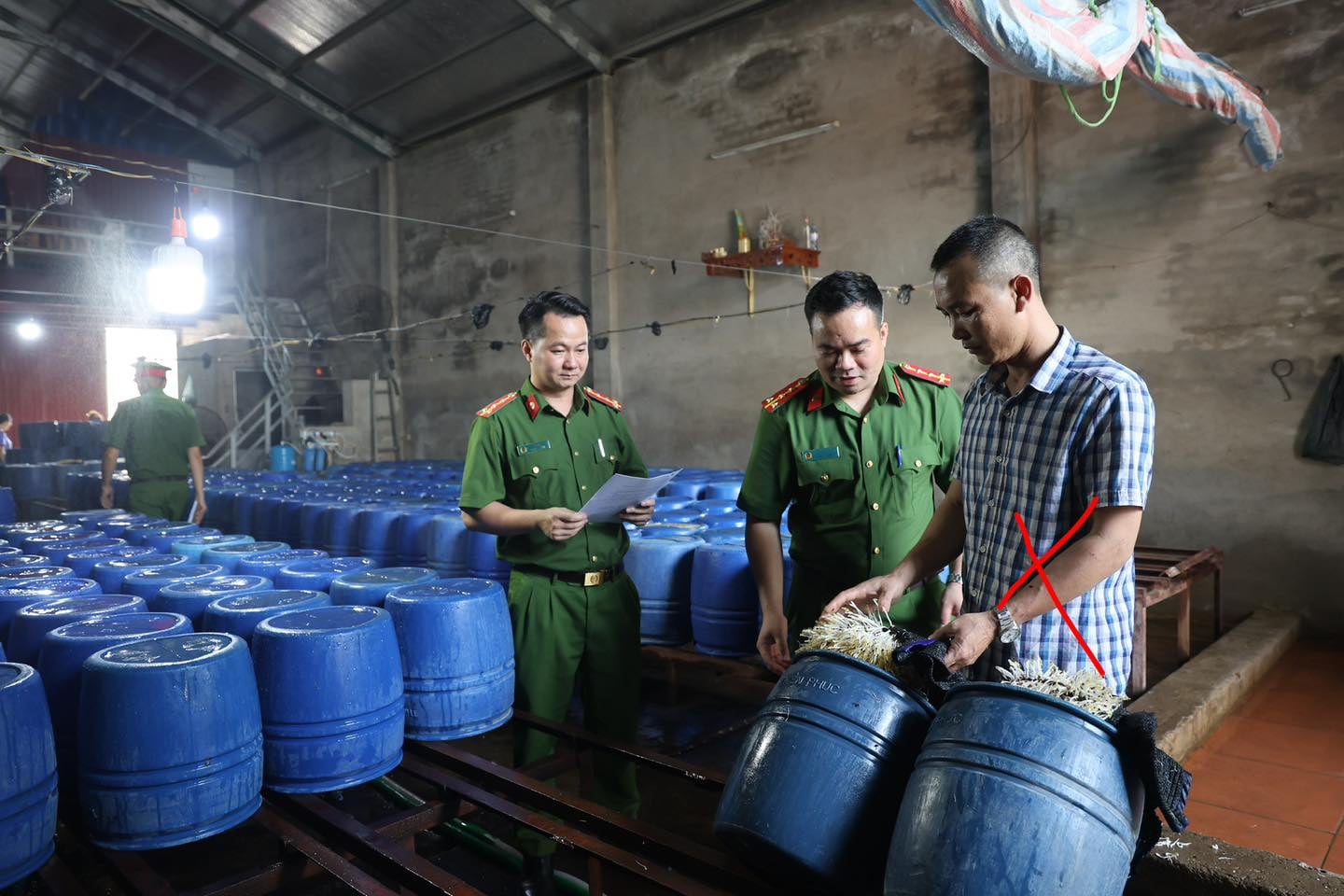 Cơ quan chức năng kiểm tra tại Bắc Giang. Ảnh: CACC