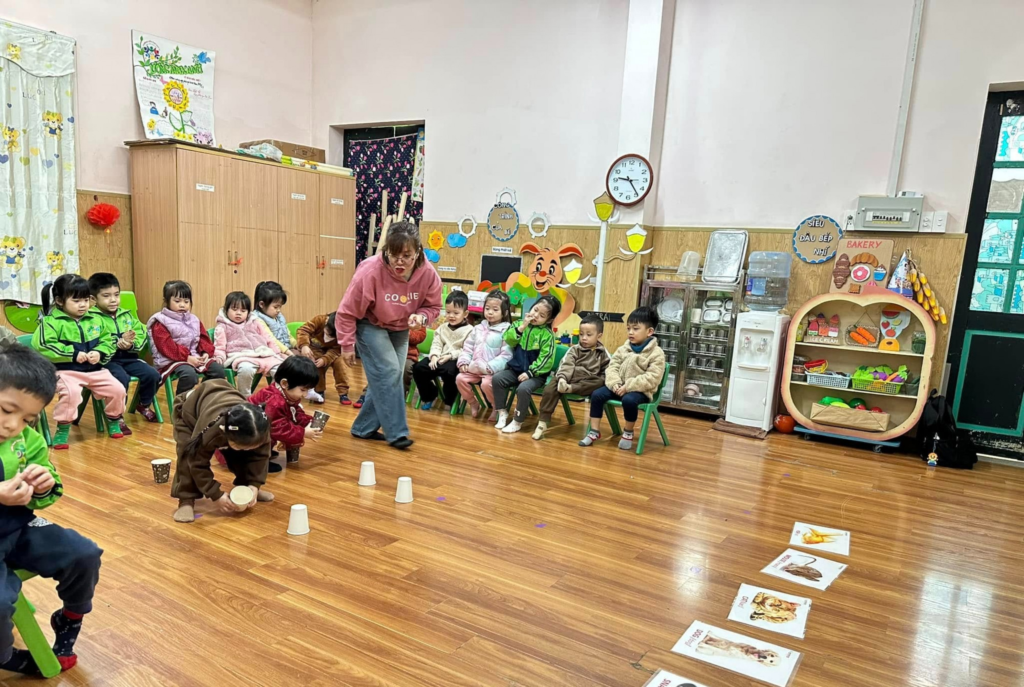Giờ học của cô và cháu Trường mầm non May 10, TP Hà Nội. Ảnh M.T