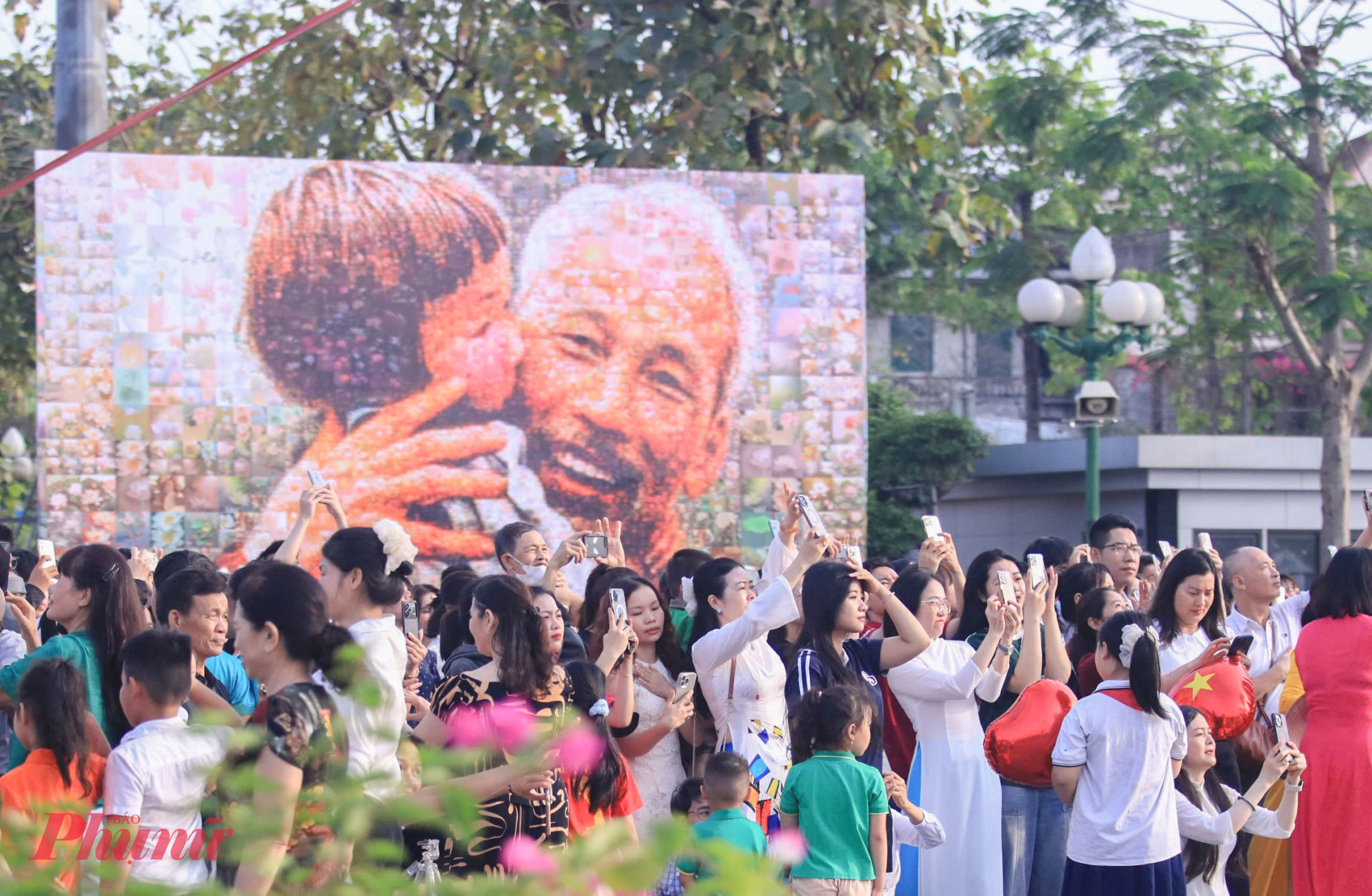 Dù thời tiết khá oi bức, song mọi người ai cũng hào hứng để chiêm ngưỡng lá cờ Tổ quốc trong một ngày ý nghĩa.