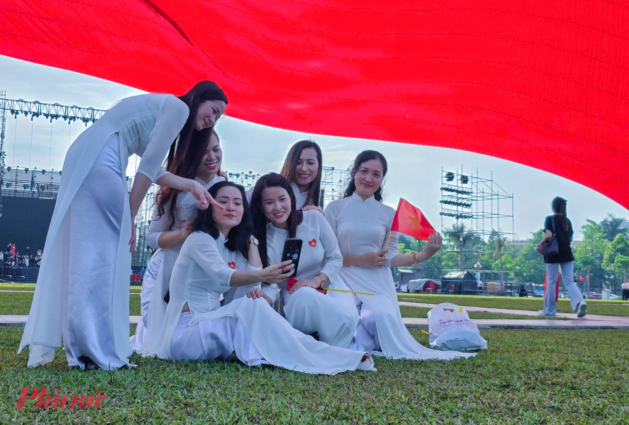 Nhiều người thích thú chụp ảnh kỷ niệm dưới đại kỳ Tổ Quốc.