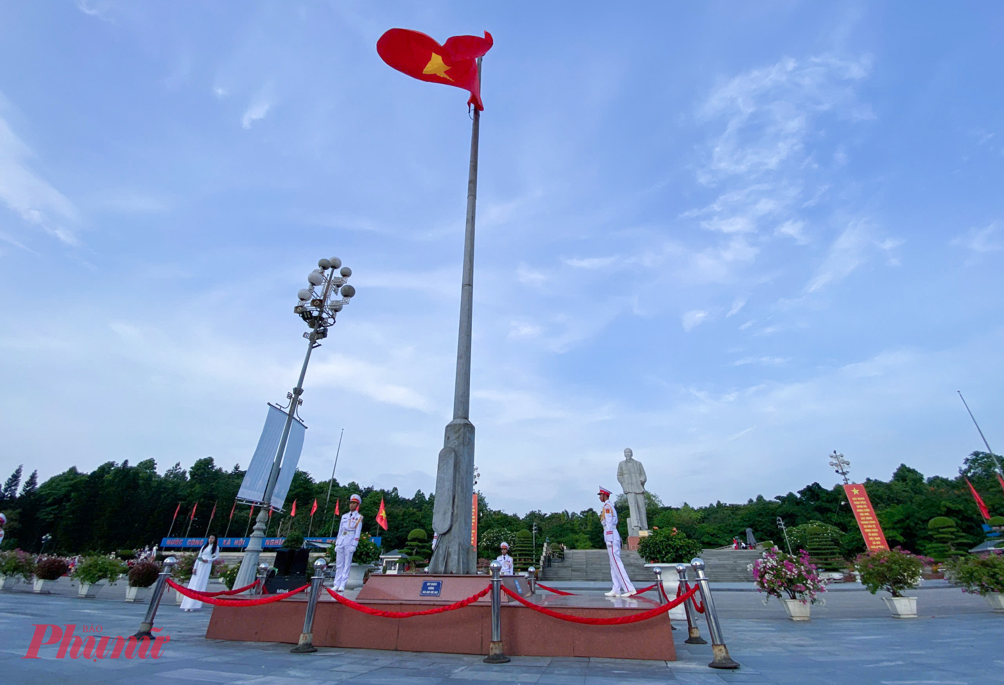 Sáng 19/5, tỉnh Nghệ An tổ chức Lễ chào cờ tại Quảng trường Hồ Chí Minh và tượng đài Bác Hồ (thành phố Vinh) nhân dịp kỷ niệm 135 năm Ngày sinh Chủ tịch Hồ Chí Minh (19/5/1890 - 19/5/2025).