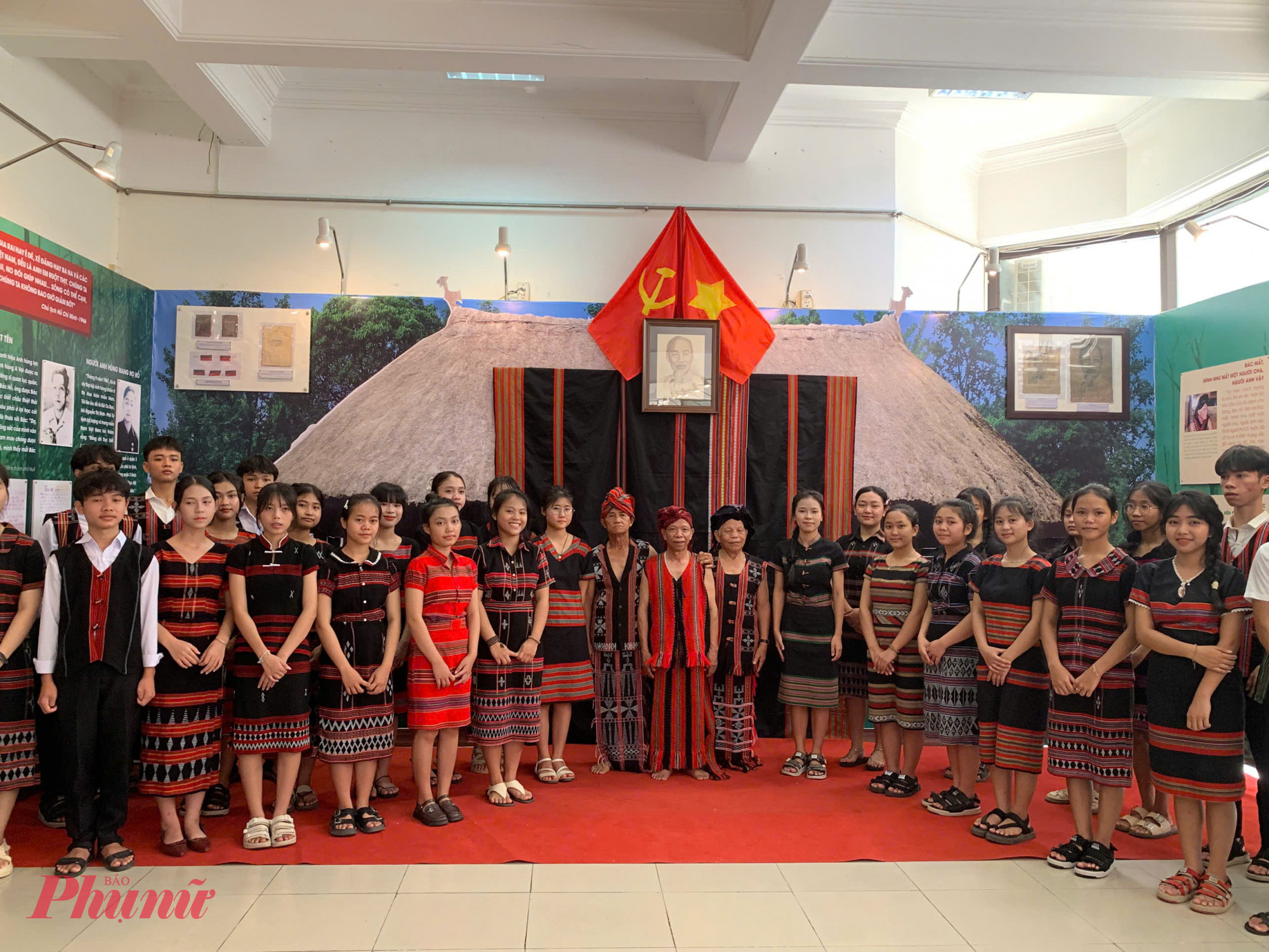 Đồng bào miền Tây TP Huế vinh dự được mang họ Bác Hồ