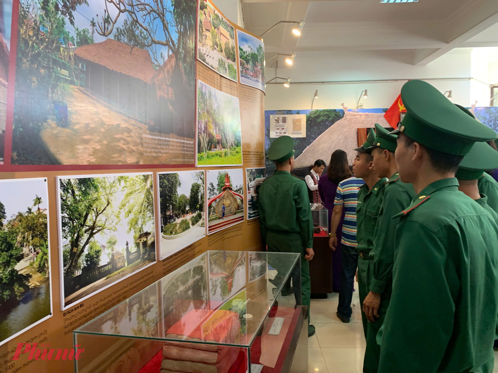 Các chiến  sĩ xúc động khi lần đầu tiên được nhìn thấy các tư liệu hình ảnh tại triển lãm