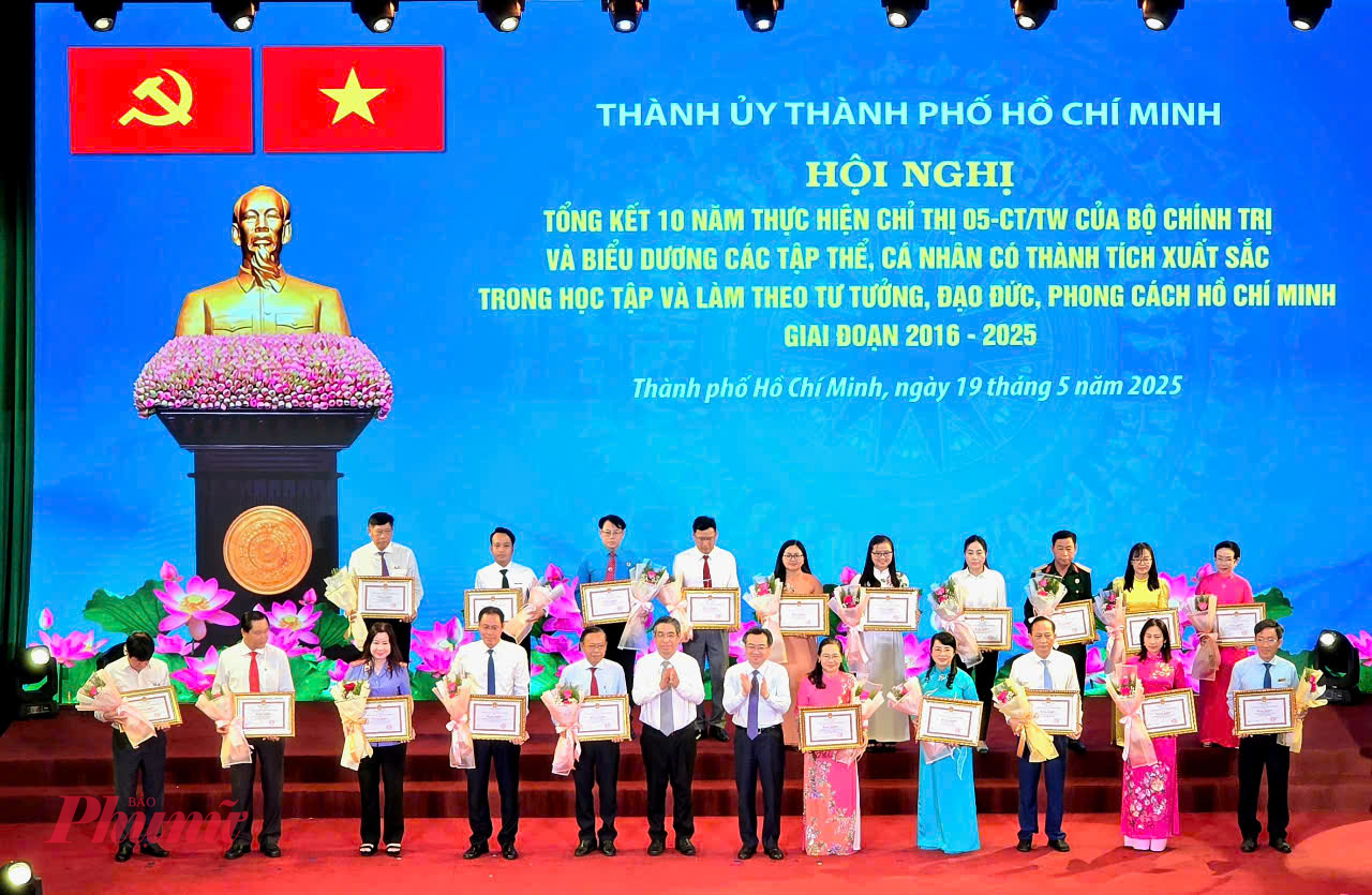Phó Bí thư Thường trực Thành ủy Nguyễn Thanh Nghị và Phó Bí thư, Chủ tịch Ủy ban MTTQ Việt Nam TPHCM - trao bằng khen cho các cá nhân được tuyên dương tại chương trình 