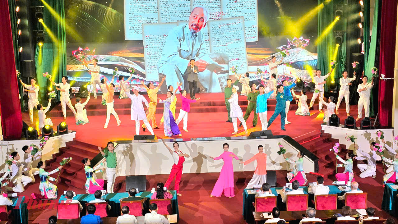 Chương trình văn nghệ tại Hội nghị Tổng kết 10 năm thực hiện Chỉ thị số 05 CT/TW của Bộ chính trị và biểu dương tập thể, cá nhân đã có thành tích xuất sắc trong học tập và làm theo tư tưởng, đạo đức, phong cách Hồ Chí Minh giai đoạn 2016 – 2025.